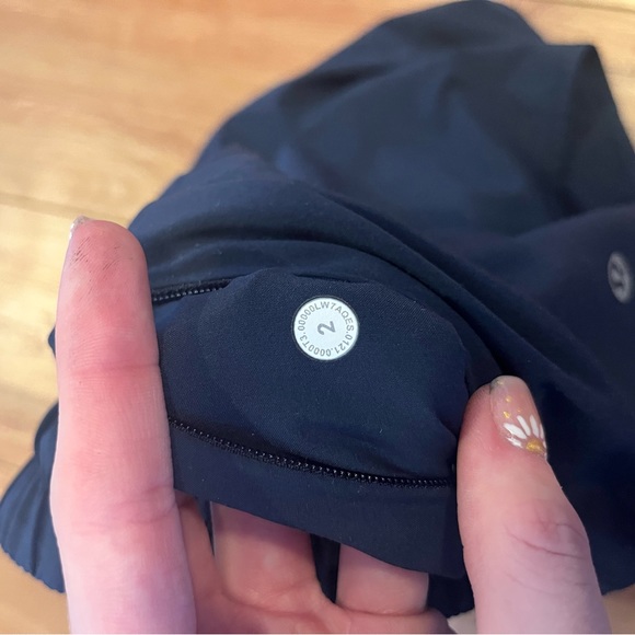 Lululemon Mid rise track that 5” short true navy - Picture 2 of 4